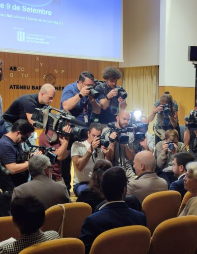 Sala de premsa amb reporters amb càmeres