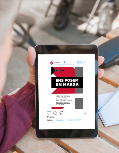 Tablet mostrant les xarxes socials de l'empresa Oiplastic